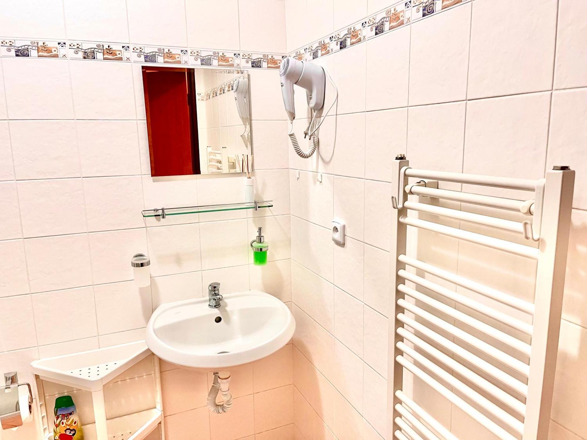 soukromý pokoj s vlastní kuchyní a koupelnou Jičín Exterior foto